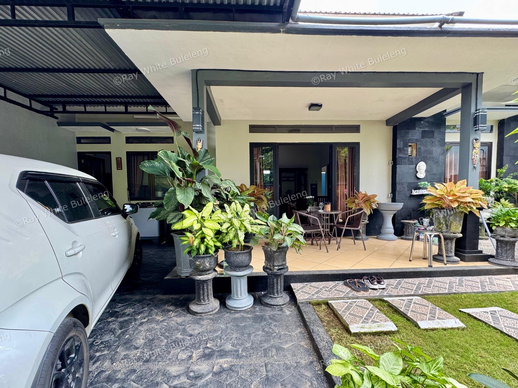 COZY 3-BEDROOM HOUSE, ONLY 5 MINUTES TO LOVINA BEACH