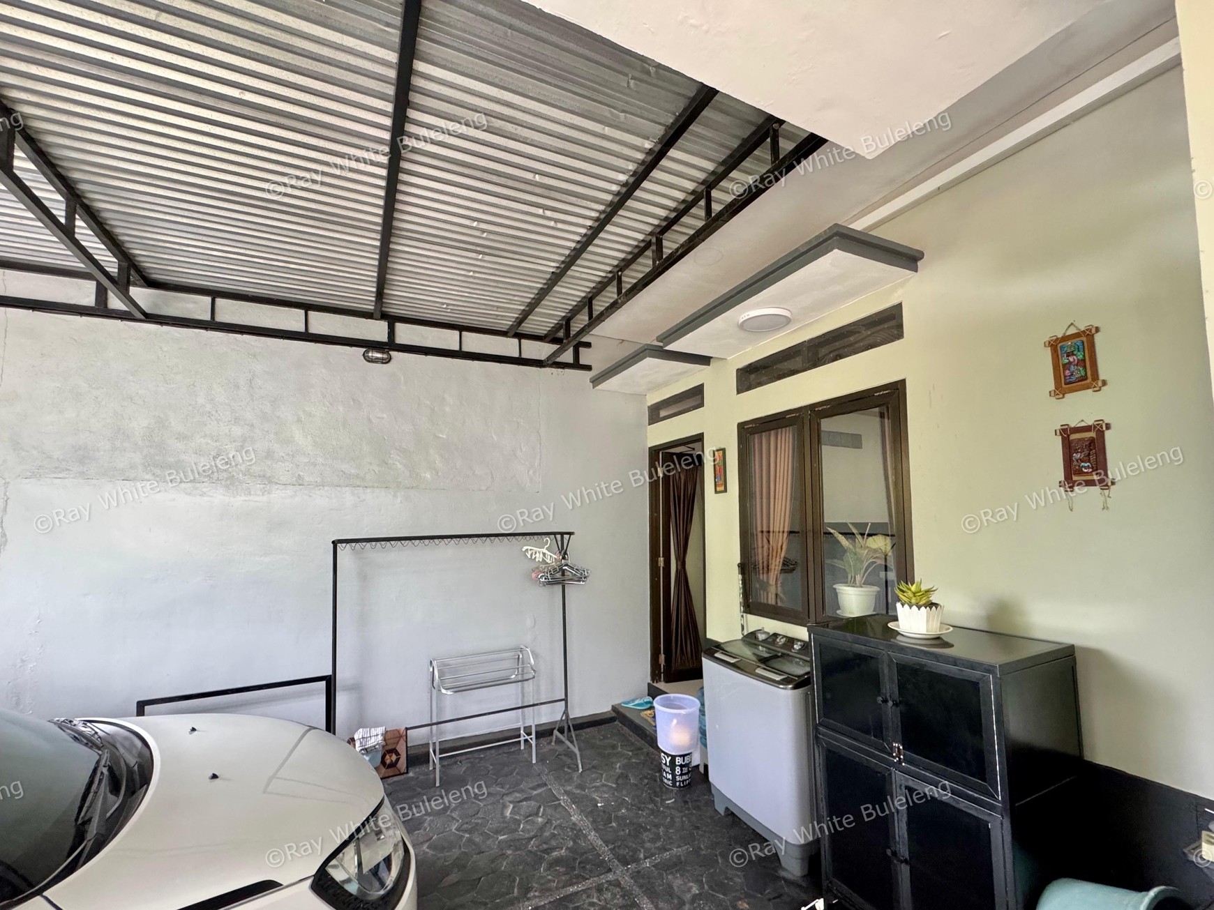 COZY 3-BEDROOM HOUSE, ONLY 5 MINUTES TO LOVINA BEACH