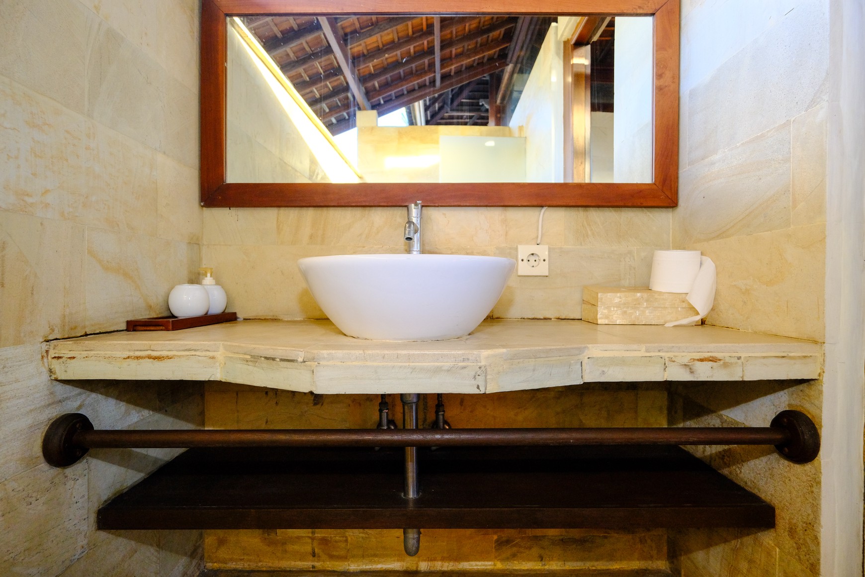 Freehold - Modern 4-Bedroom Villa Just 2 Minutes from Batubelig Beach