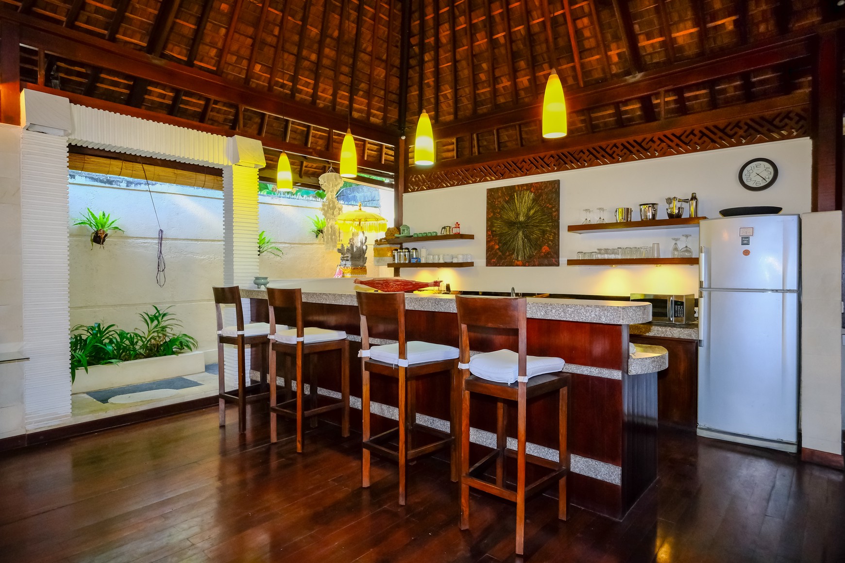 Freehold - Modern 4-Bedroom Villa Just 2 Minutes from Batubelig Beach