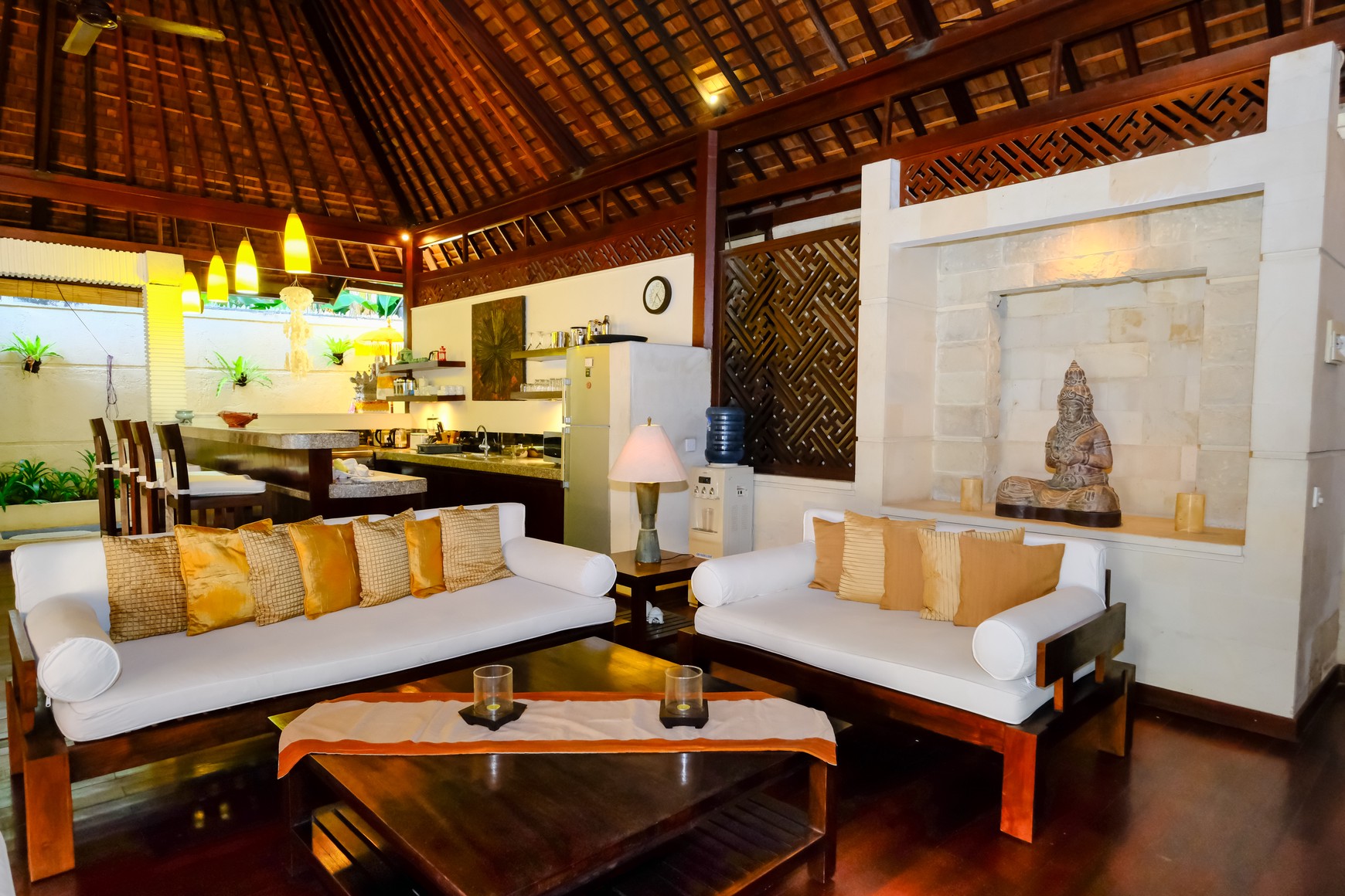 Freehold - Modern 4-Bedroom Villa Just 2 Minutes from Batubelig Beach