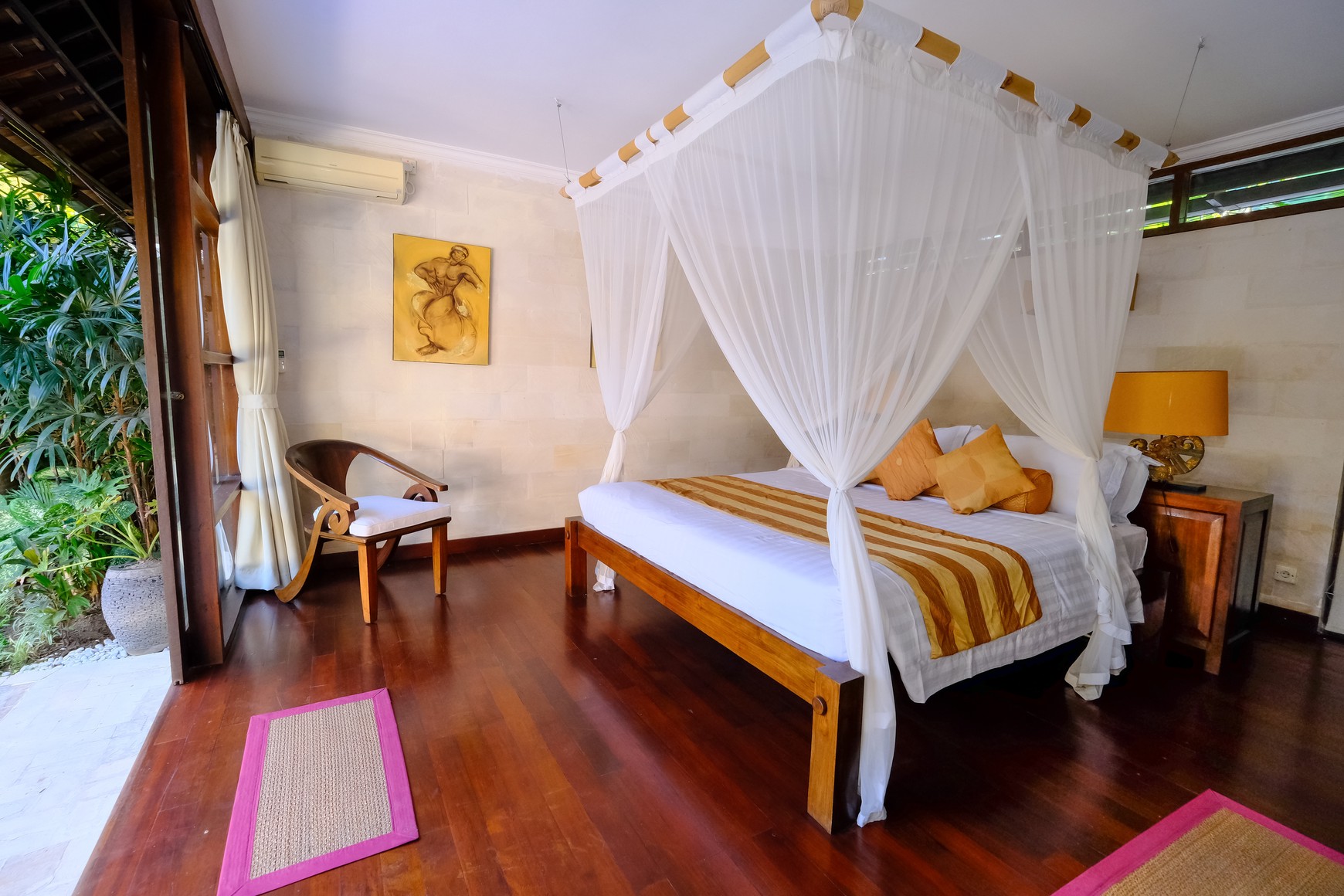 Freehold - Modern 4-Bedroom Villa Just 2 Minutes from Batubelig Beach