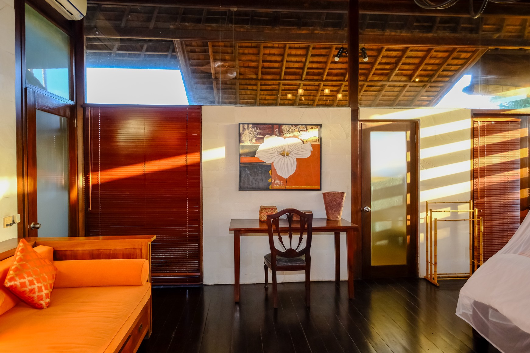 Freehold - Modern 4-Bedroom Villa Just 2 Minutes from Batubelig Beach