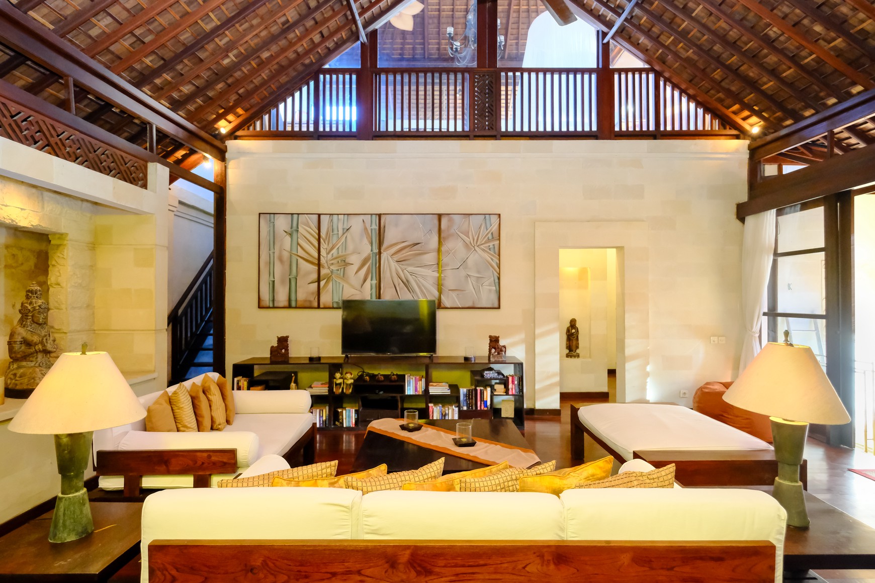 Freehold - Modern 4-Bedroom Villa Just 2 Minutes from Batubelig Beach