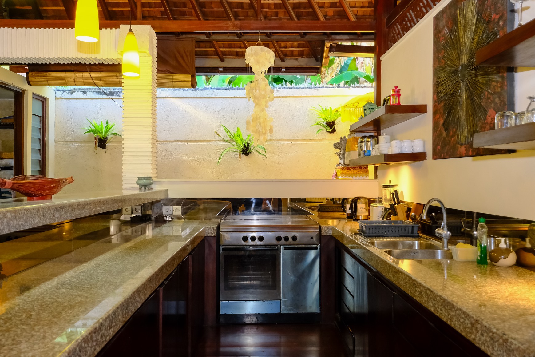 Freehold - Modern 4-Bedroom Villa Just 2 Minutes from Batubelig Beach