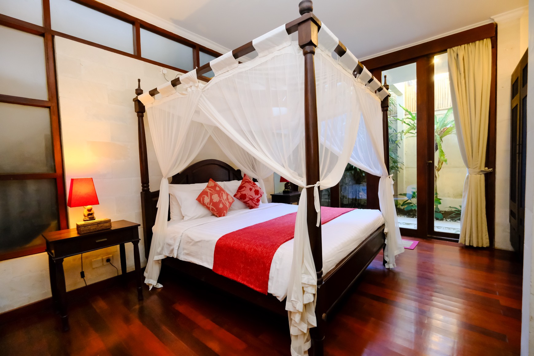 Freehold - Modern 4-Bedroom Villa Just 2 Minutes from Batubelig Beach