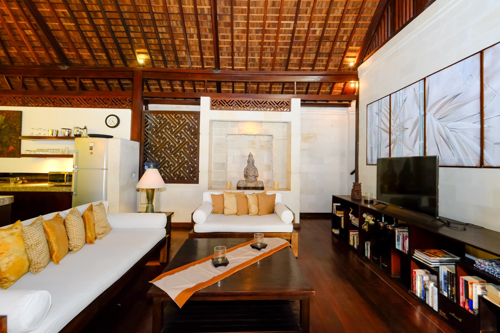 Freehold - Modern 4-Bedroom Villa Just 2 Minutes from Batubelig Beach