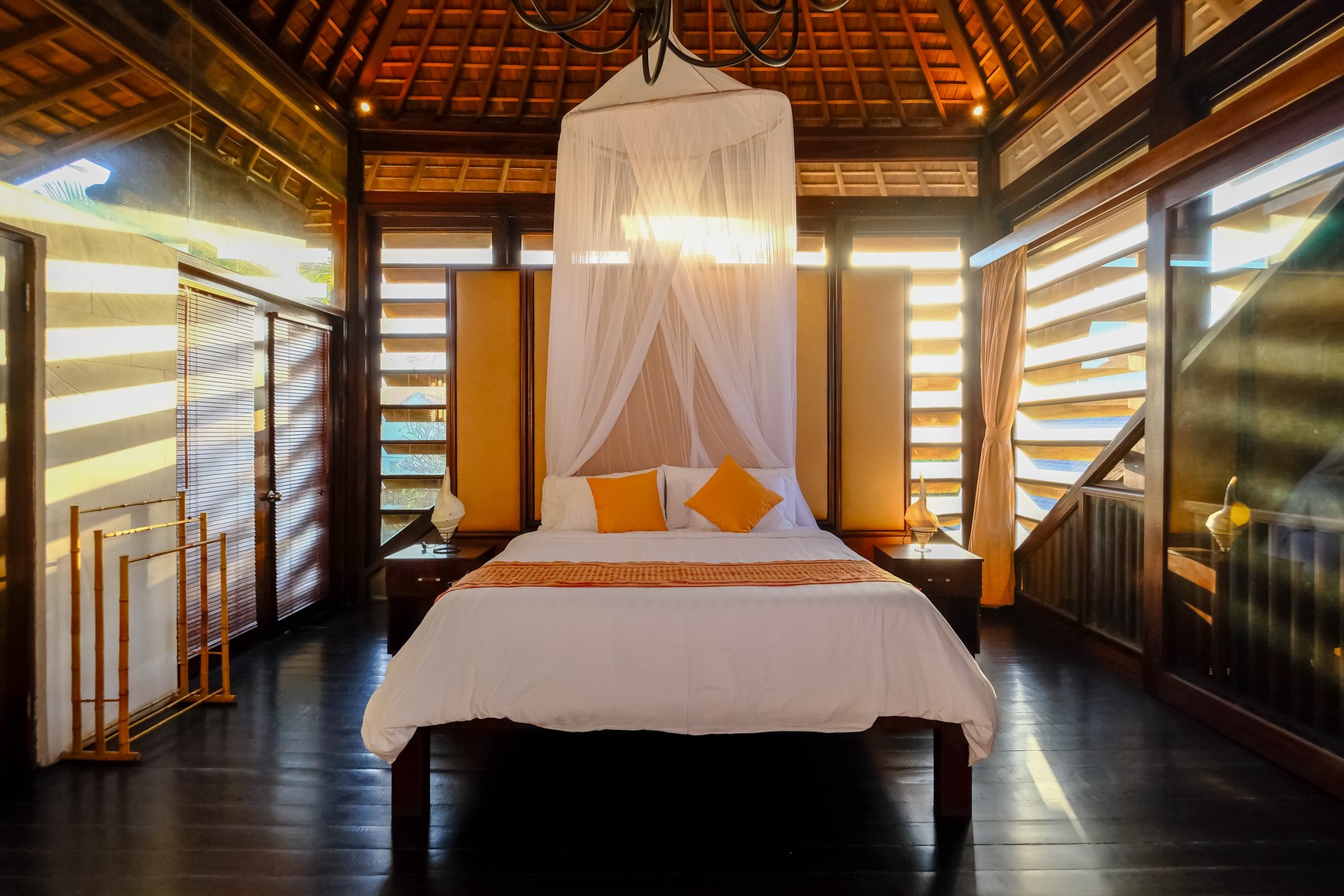 Freehold - Modern 4-Bedroom Villa Just 2 Minutes from Batubelig Beach