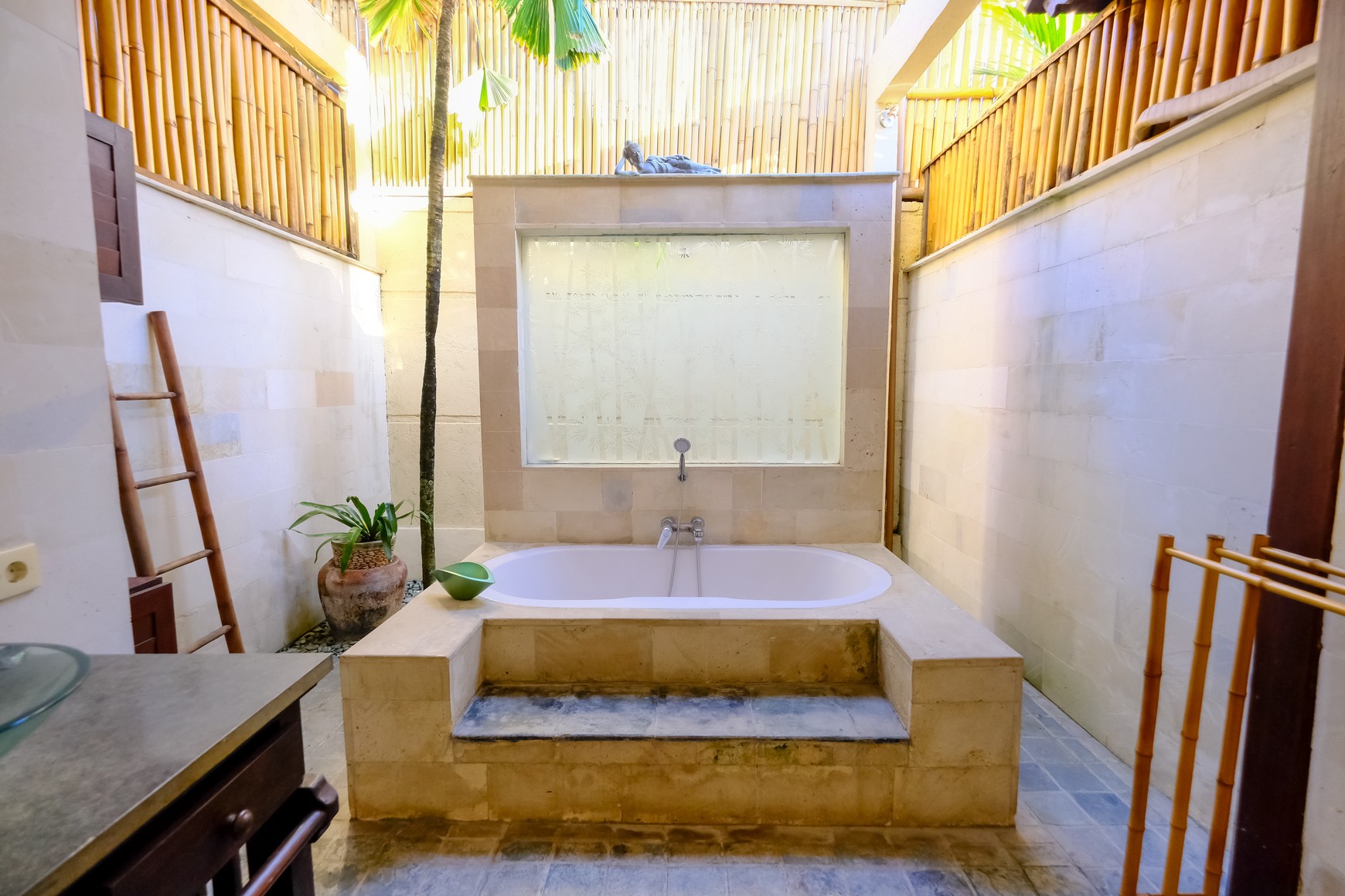 Freehold - Modern 4-Bedroom Villa Just 2 Minutes from Batubelig Beach