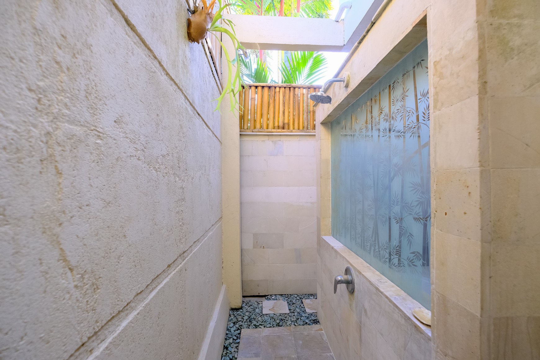 Freehold - Modern 4-Bedroom Villa Just 2 Minutes from Batubelig Beach