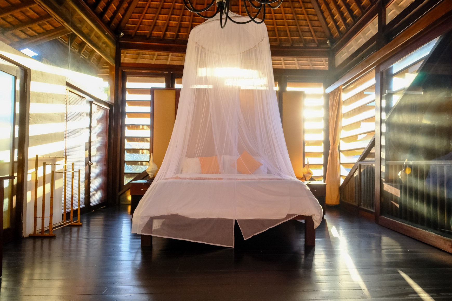Freehold - Modern 4-Bedroom Villa Just 2 Minutes from Batubelig Beach