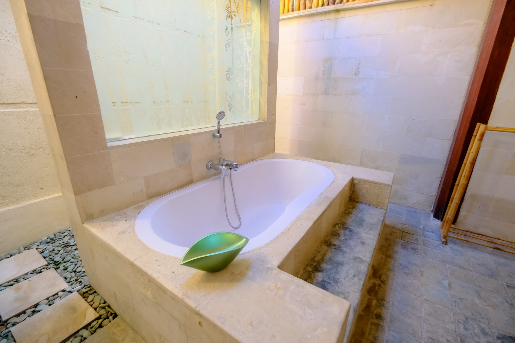 Freehold - Modern 4-Bedroom Villa Just 2 Minutes from Batubelig Beach