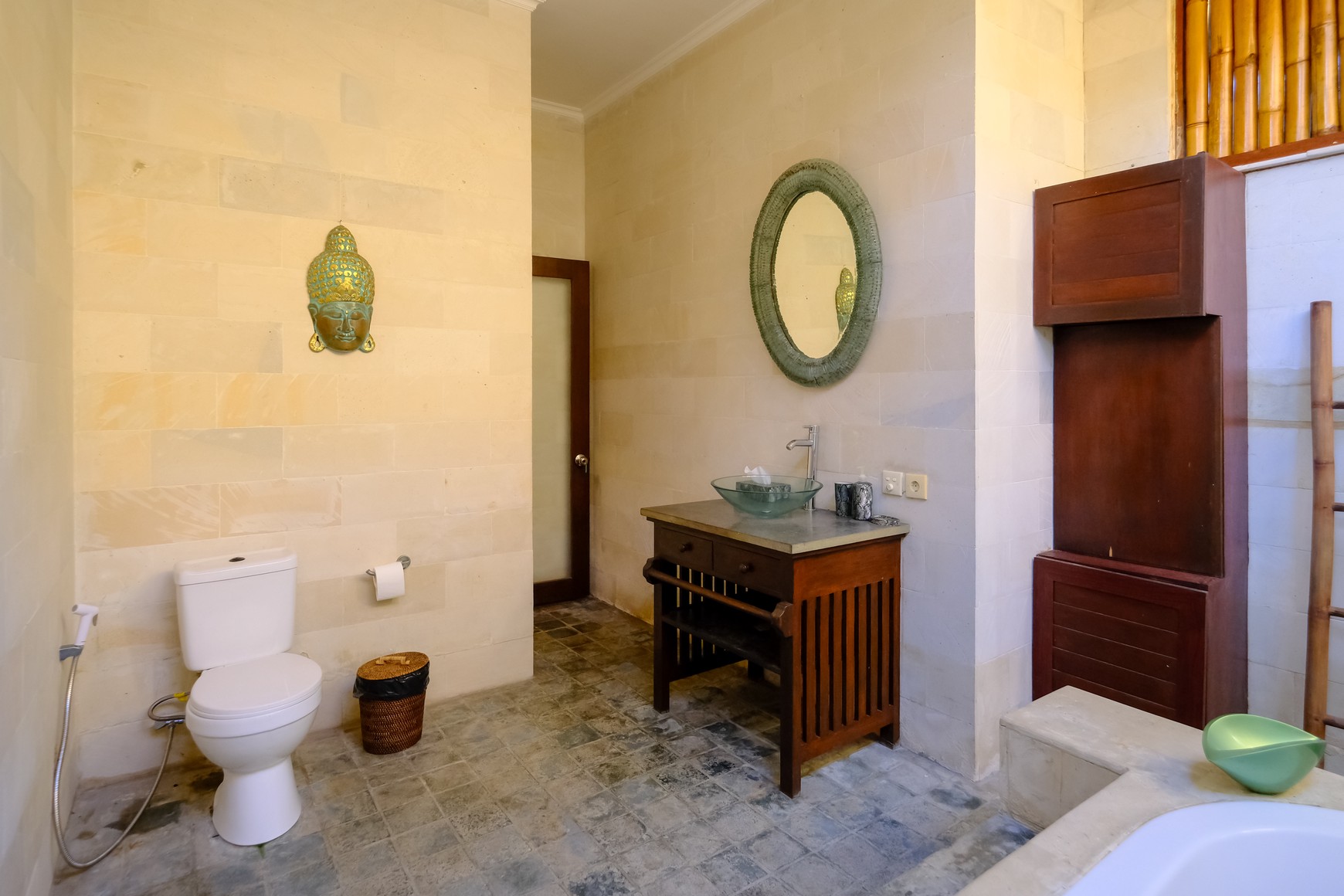 Freehold - Modern 4-Bedroom Villa Just 2 Minutes from Batubelig Beach