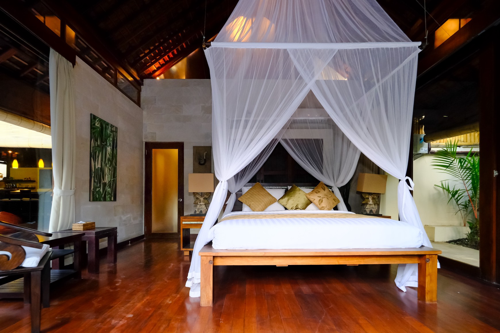 Freehold - Modern 4-Bedroom Villa Just 2 Minutes from Batubelig Beach