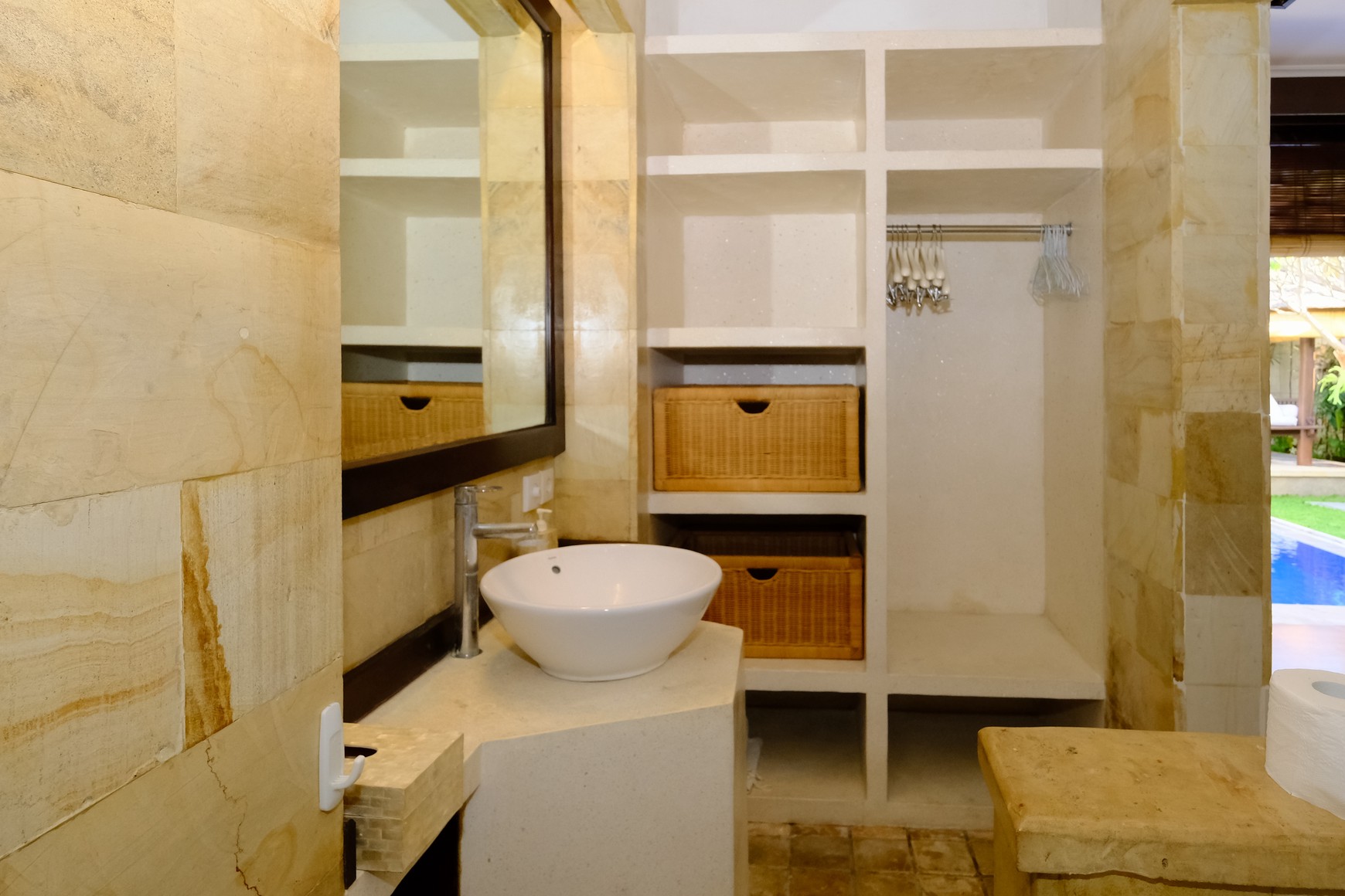 Freehold - Modern 4-Bedroom Villa Just 2 Minutes from Batubelig Beach