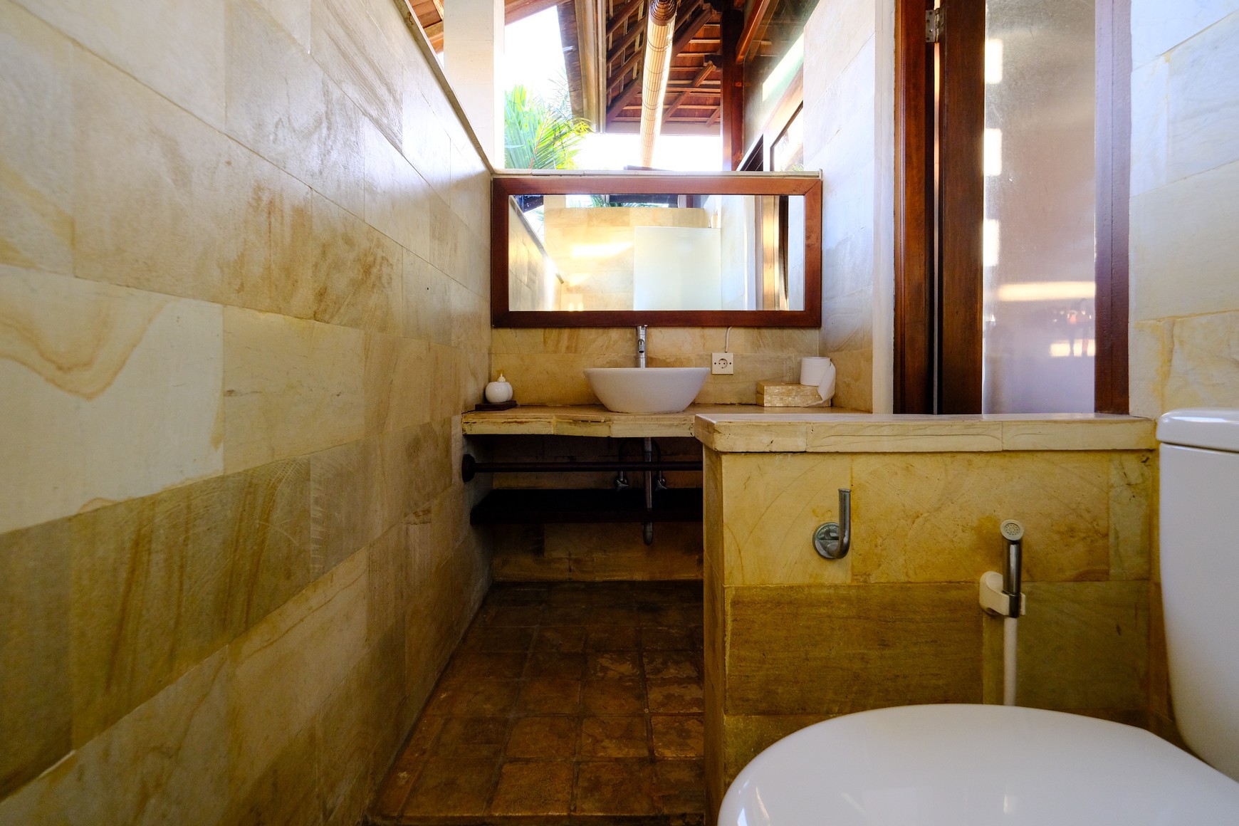 Freehold - Modern 4-Bedroom Villa Just 2 Minutes from Batubelig Beach