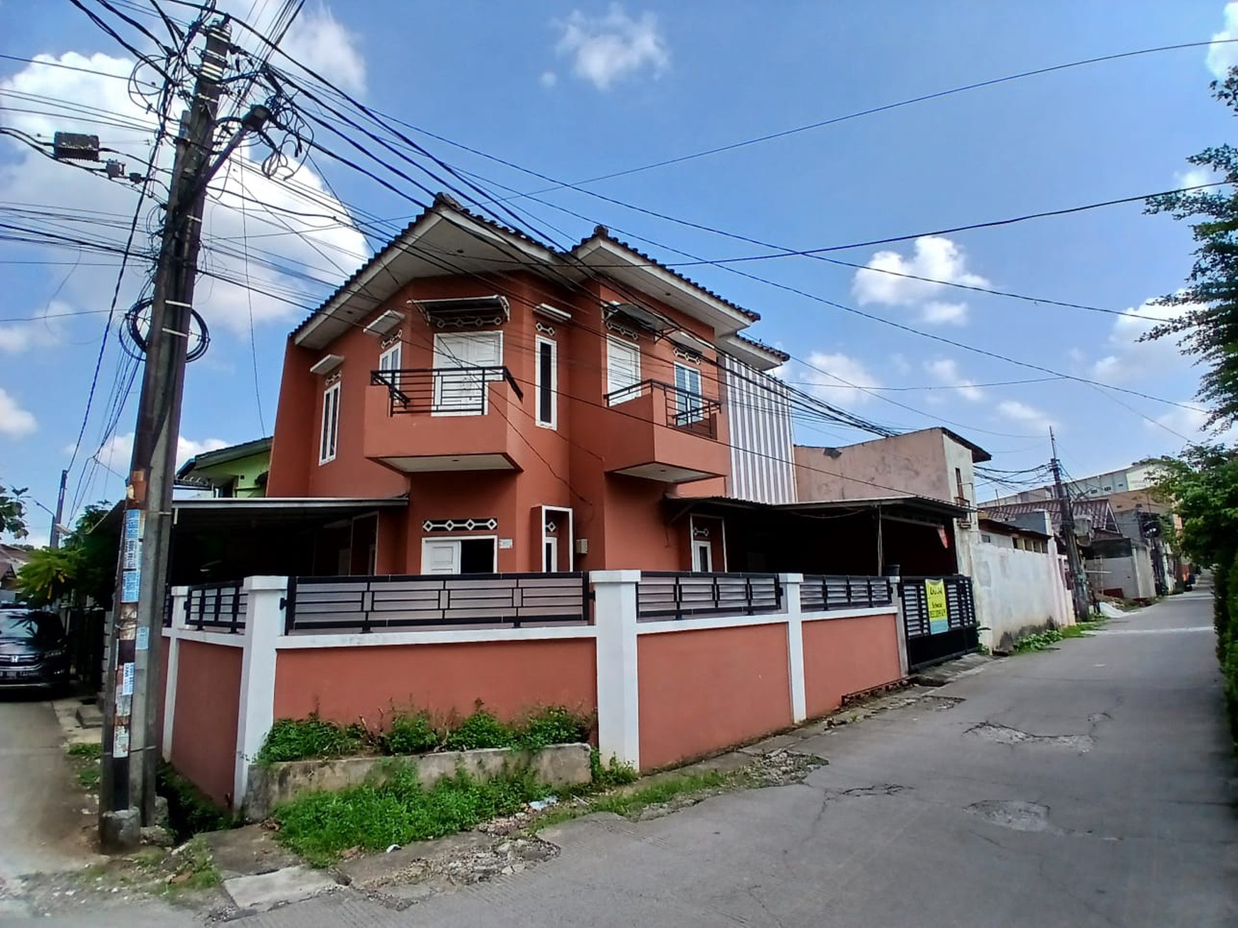 Dijual murah dibawah 2 milyar , rumah di jl.gunung guntur,pd.aren tangerang