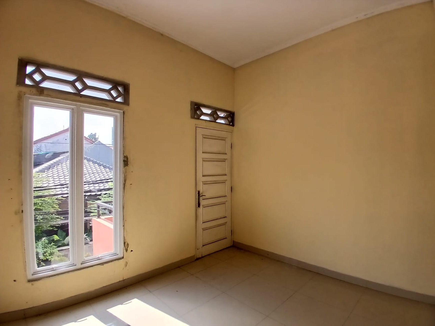 Dijual murah dibawah 2 milyar , rumah di jl.gunung guntur,pd.aren tangerang