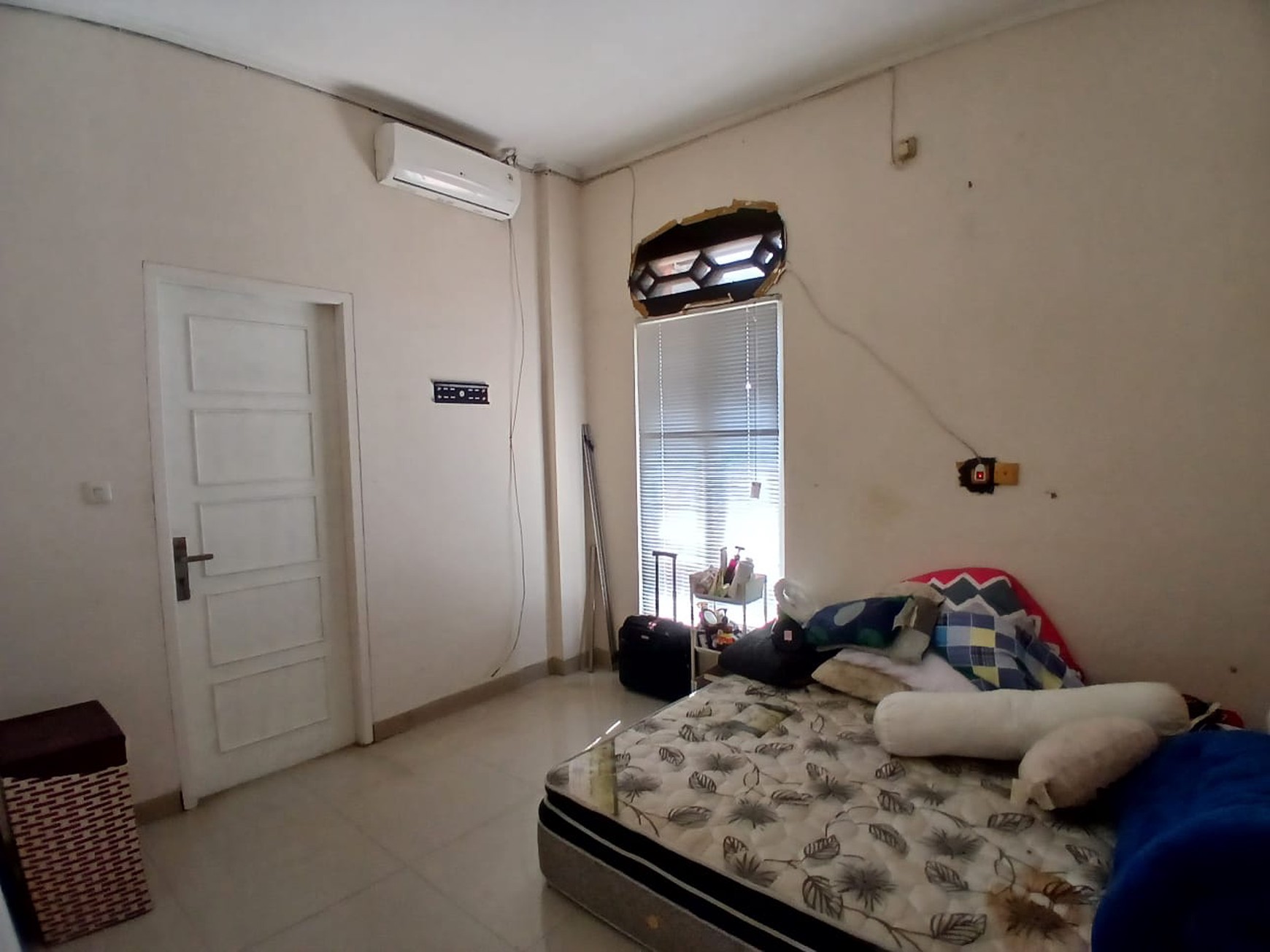 Dijual murah dibawah 2 milyar , rumah di jl.gunung guntur,pd.aren tangerang