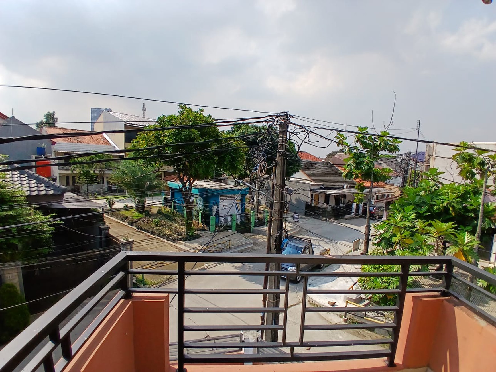 Dijual murah dibawah 2 milyar , rumah di jl.gunung guntur,pd.aren tangerang