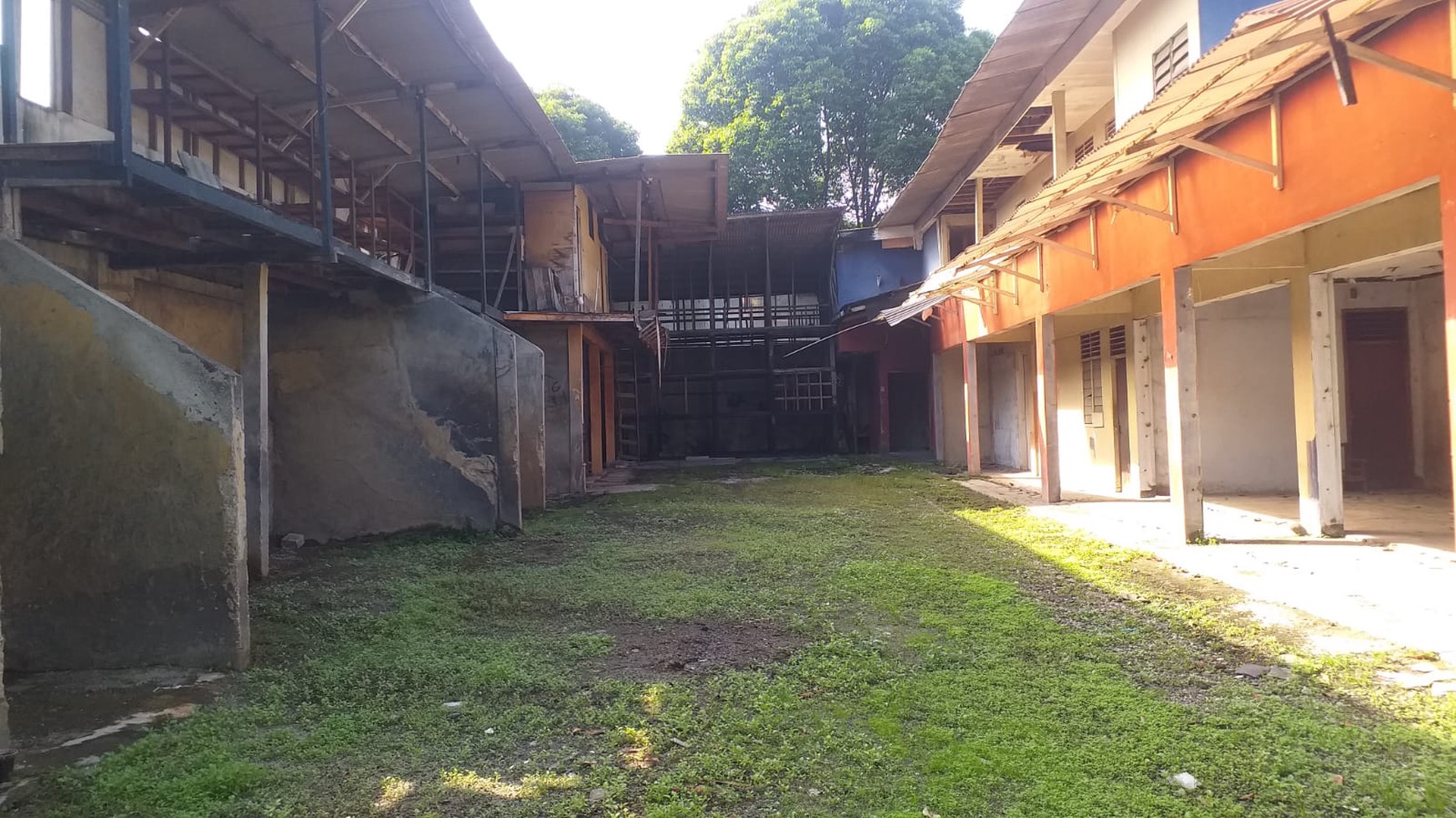 DIJUAL TANAH ex Toko Bangunan - STRATEGIS DI JALAN RAYA TAMAN MARGASATW, JATIPADANG - PASAR MINGGU JAKARTA SELATAN