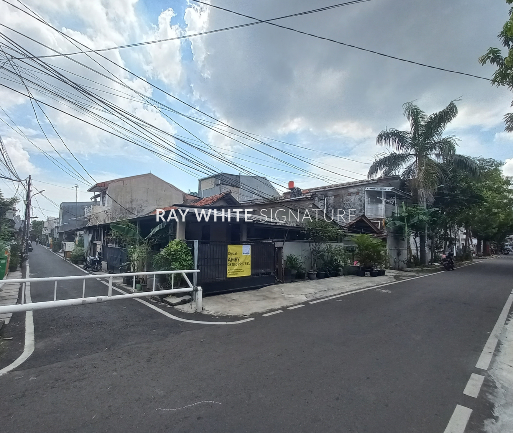 Dijual Rumah Lama Posisi Hook Cocok Untuk Hunian di Cempaka Putih Barat