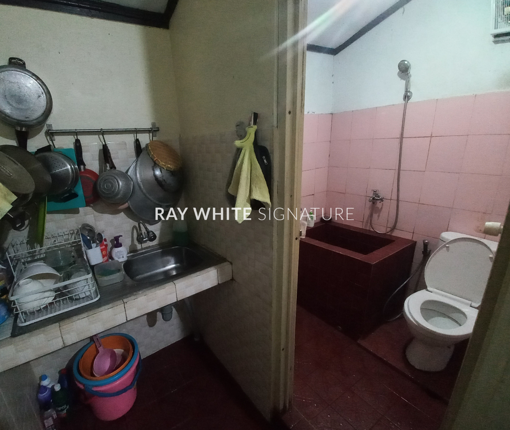 Dijual Rumah Lama Posisi Hook Cocok Untuk Hunian di Cempaka Putih Barat