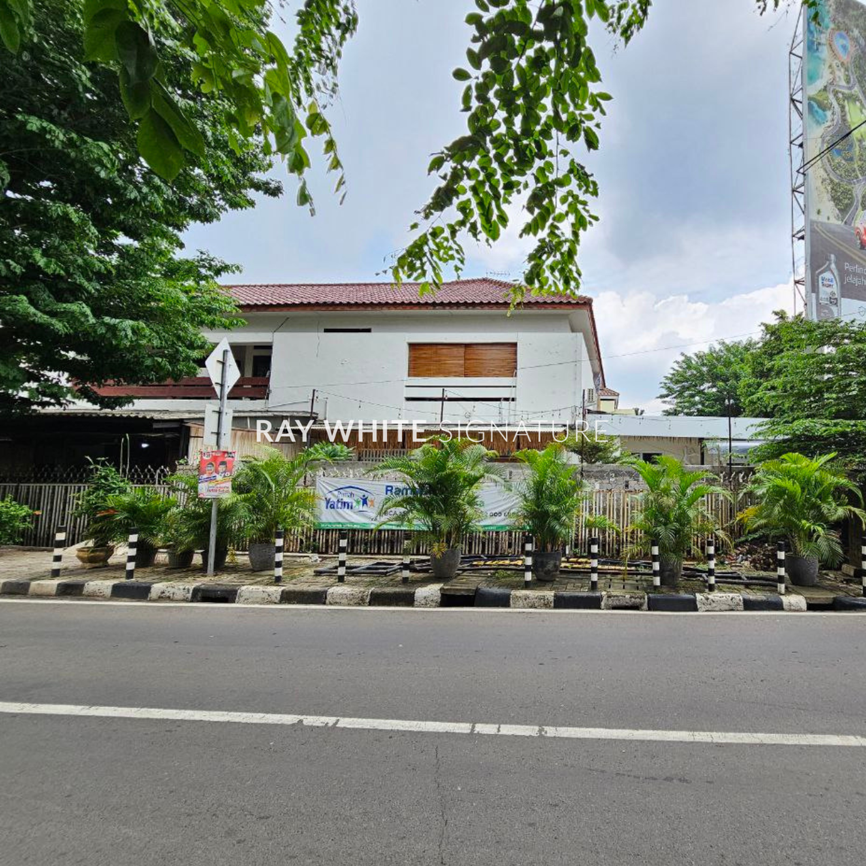 Dijual Rumah Posisi Hook Jl Abdullah Syafei bisa di jadikan tempat usaha dan Gedung kantor