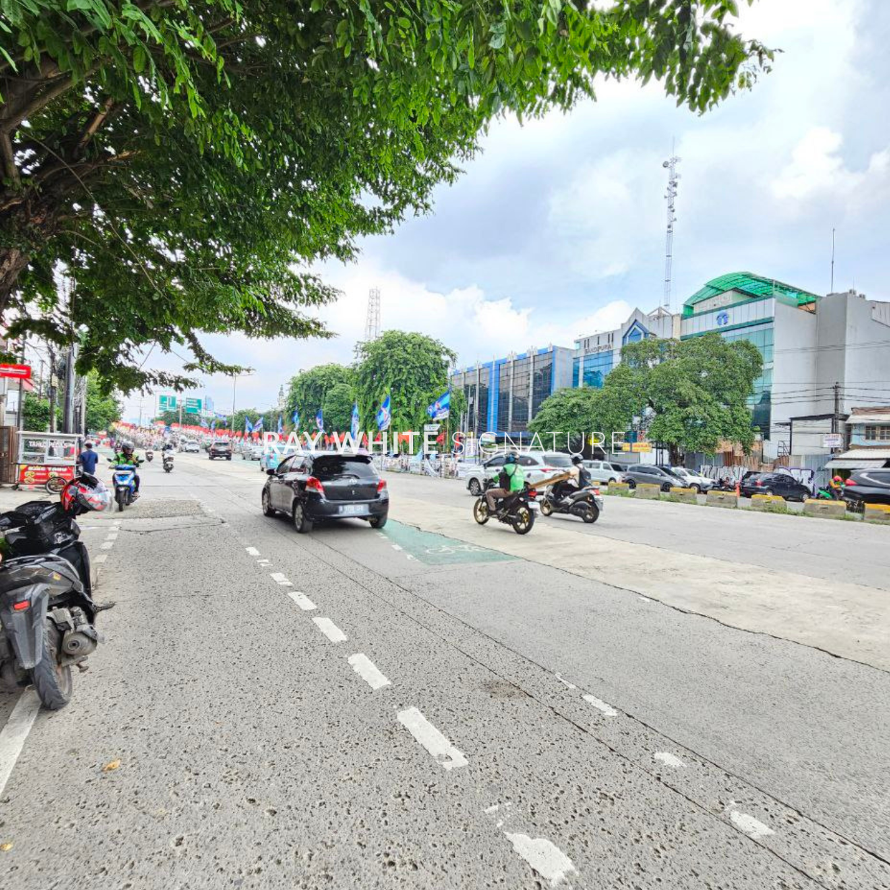 Dijual Rumah Posisi Hook Jl Abdullah Syafei bisa di jadikan tempat usaha dan Gedung kantor