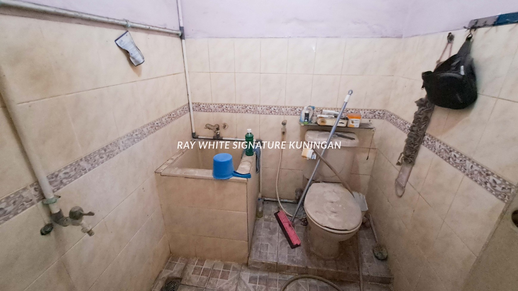 Jual Rumah Bangunan Lama 2 Lantai di Jl. Agraria Raya