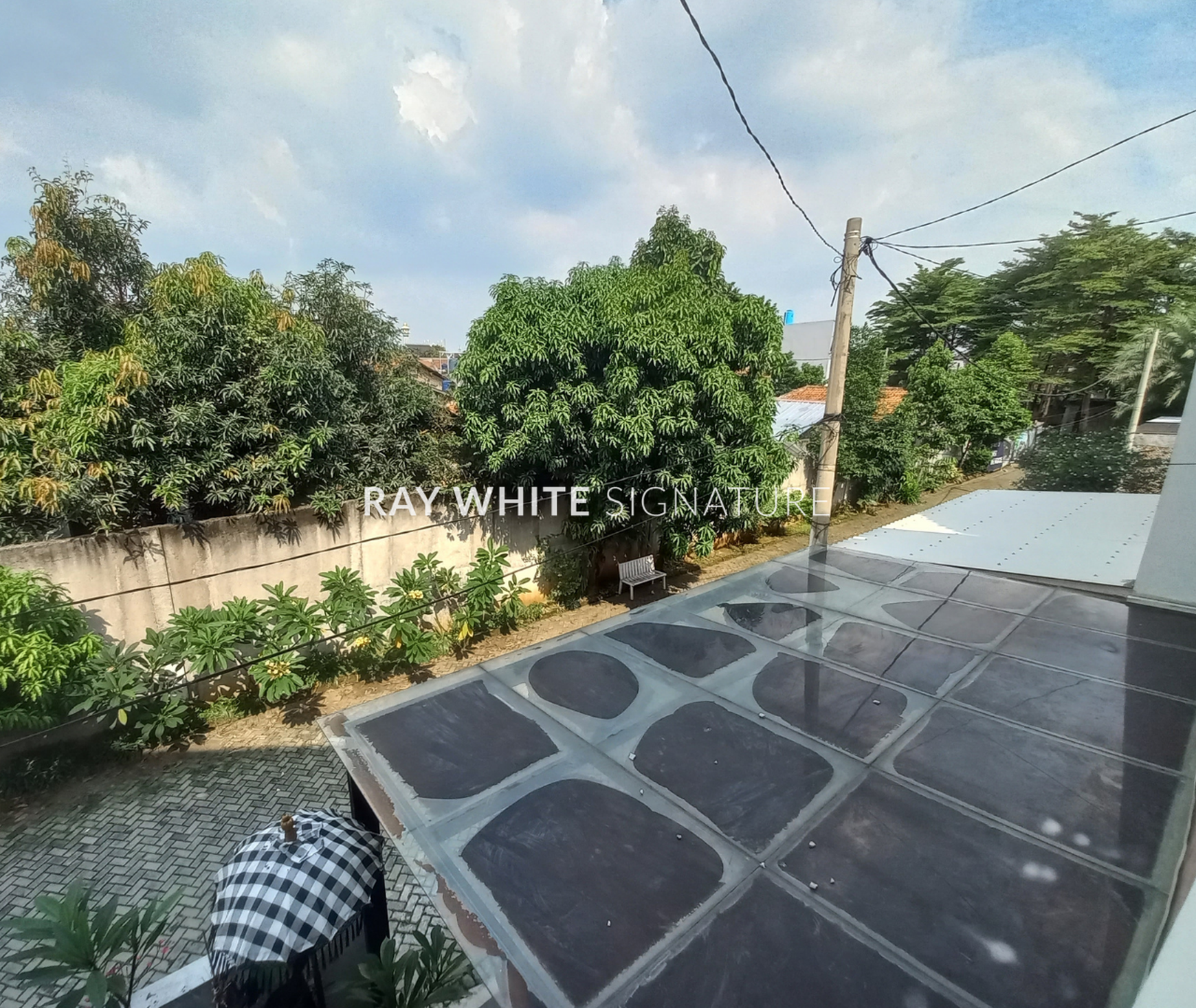 Dijual Rumah Dalam Town House Kondisi Bagus di The Royal East B7, Cipayung