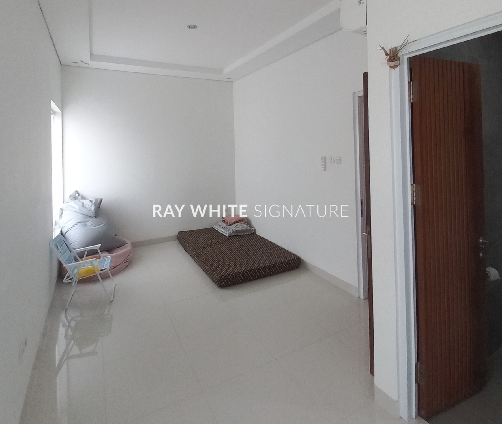 Dijual Rumah Dalam Town House Kondisi Bagus di The Royal East B7, Cipayung