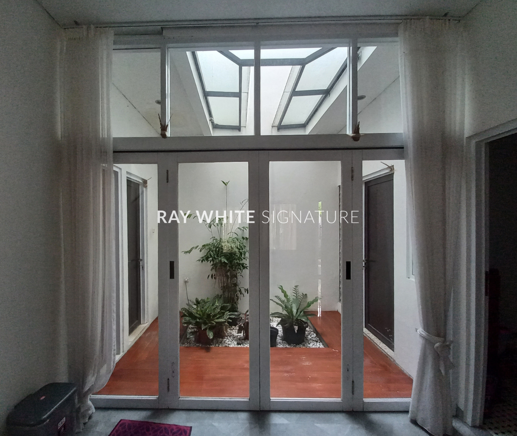 Dijual Rumah Dalam Town House Kondisi Bagus di The Royal East B7, Cipayung