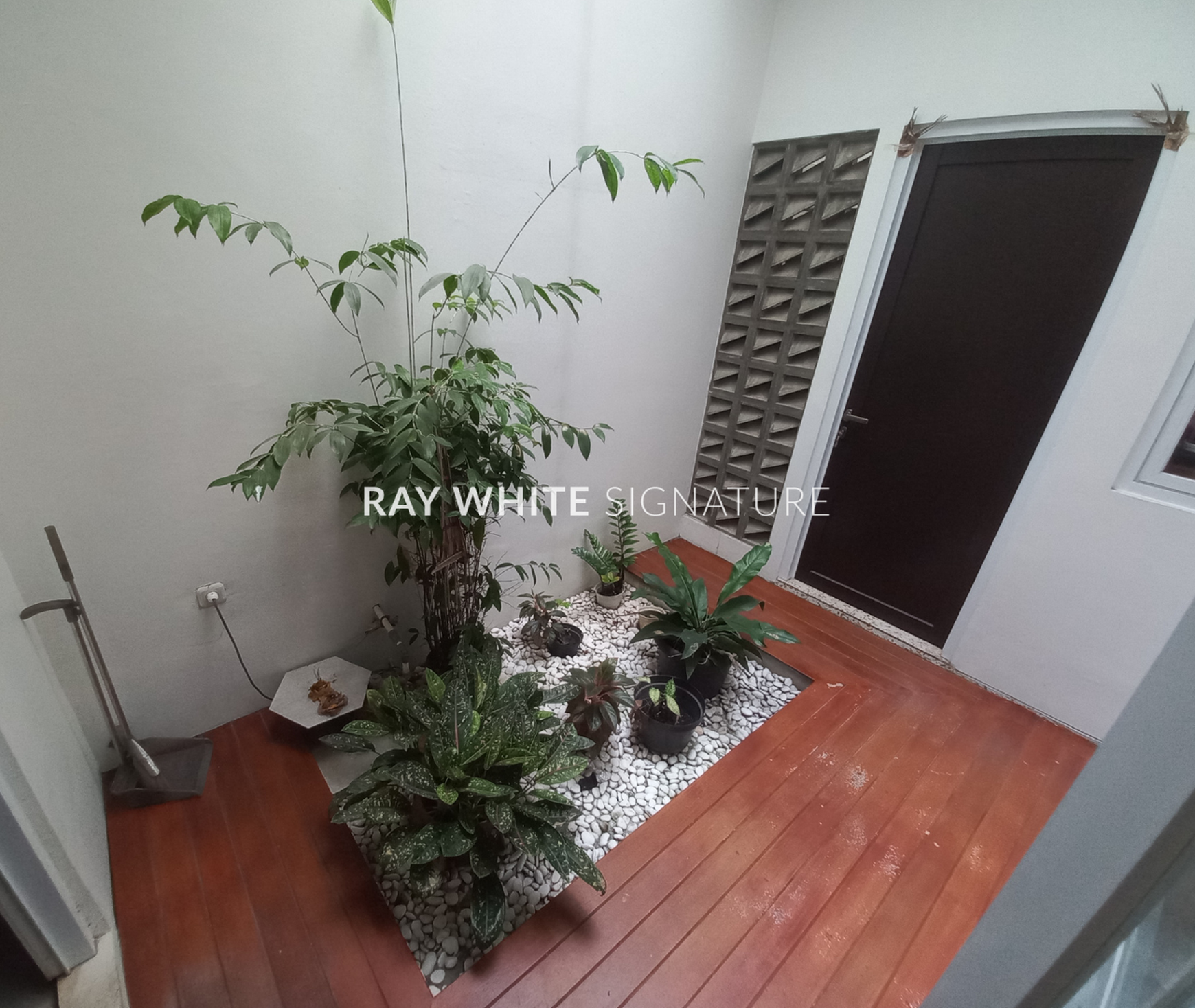 Dijual Rumah Dalam Town House Kondisi Bagus di The Royal East B7, Cipayung
