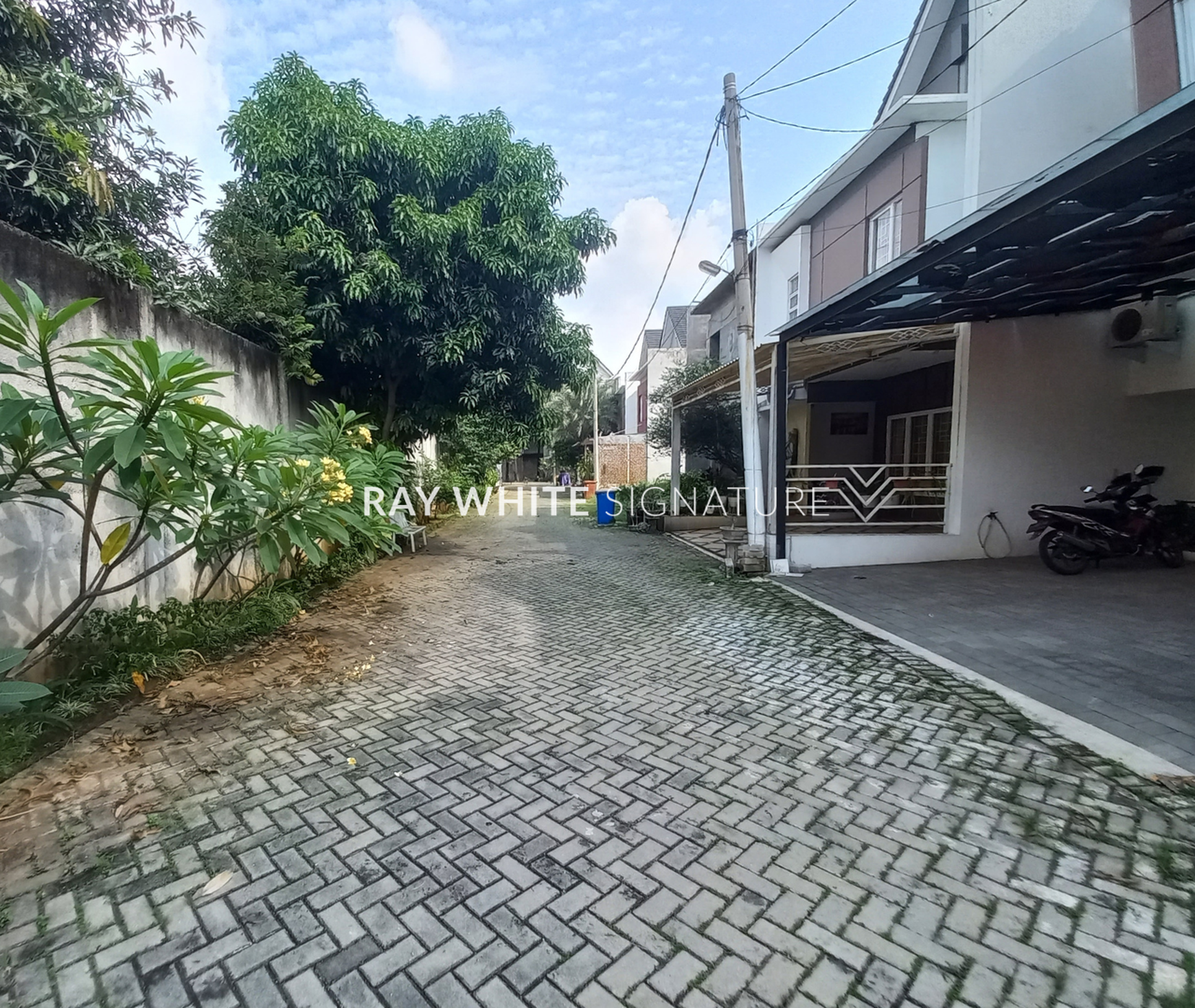 Dijual Rumah Dalam Town House Kondisi Bagus di The Royal East B7, Cipayung