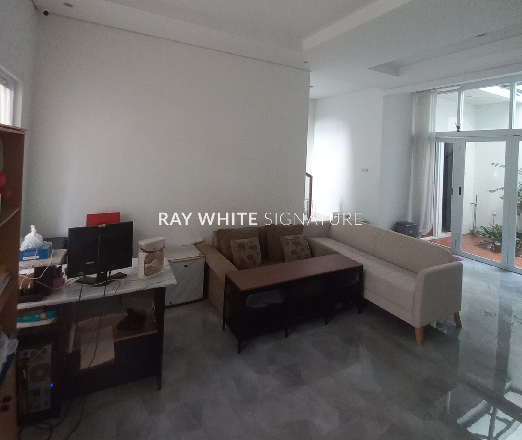 Dijual Rumah Dalam Town House Kondisi Bagus di The Royal East B7, Cipayung