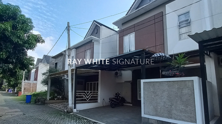 Dijual Rumah Dalam Town House Kondisi Bagus di The Royal East B7, Cipayung