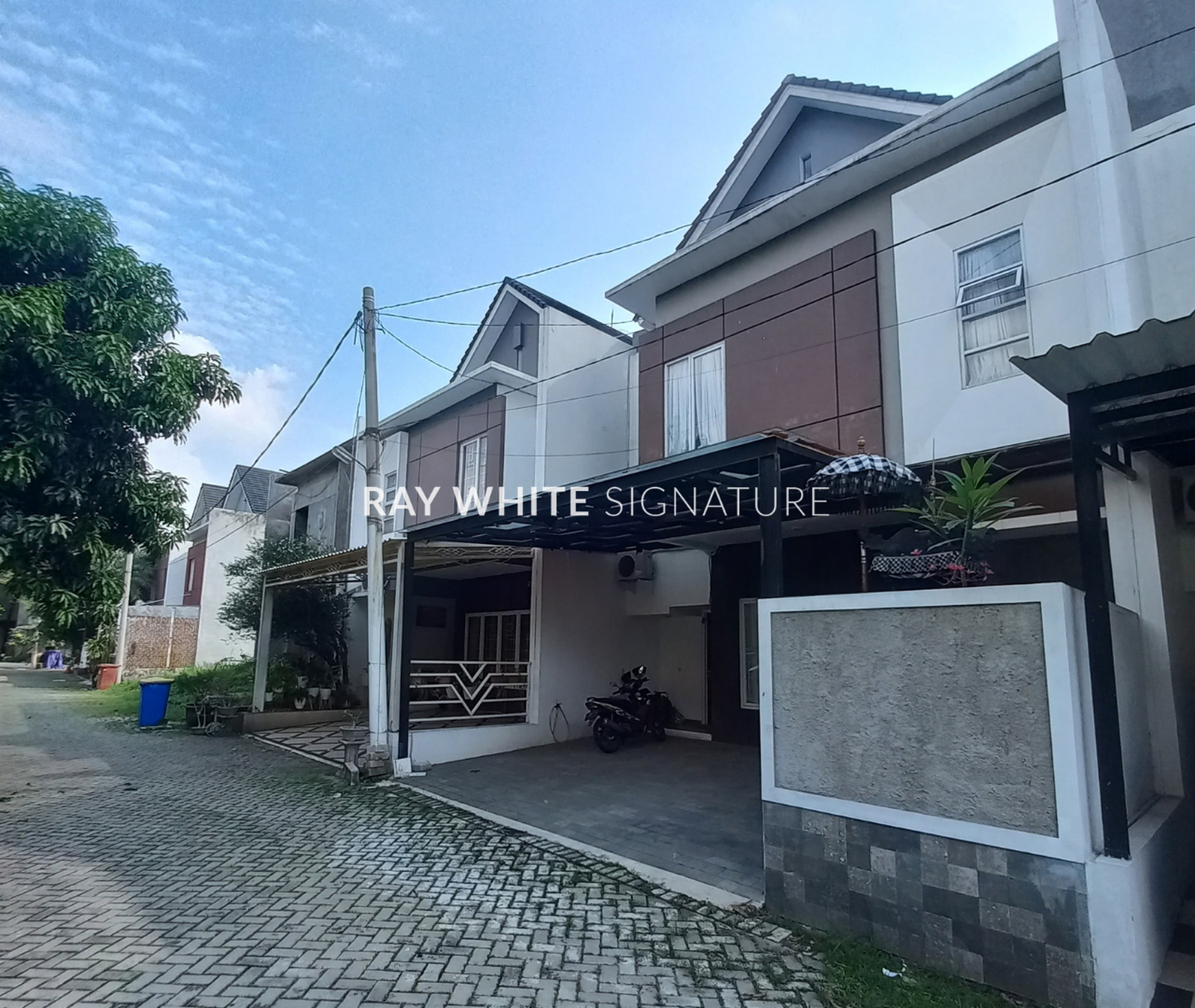 Dijual Rumah Dalam Town House Kondisi Bagus di The Royal East B7, Cipayung