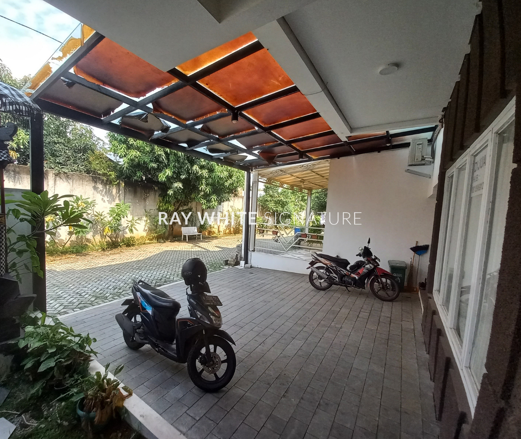 Dijual Rumah Dalam Town House Kondisi Bagus di The Royal East B7, Cipayung