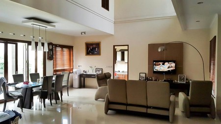Dijual cepat rumah wewah Sutera Buana, Alam Sutera. Strategis, Lay Out sangat bagus, Furnished, Tinggal bawa koper siap huni.