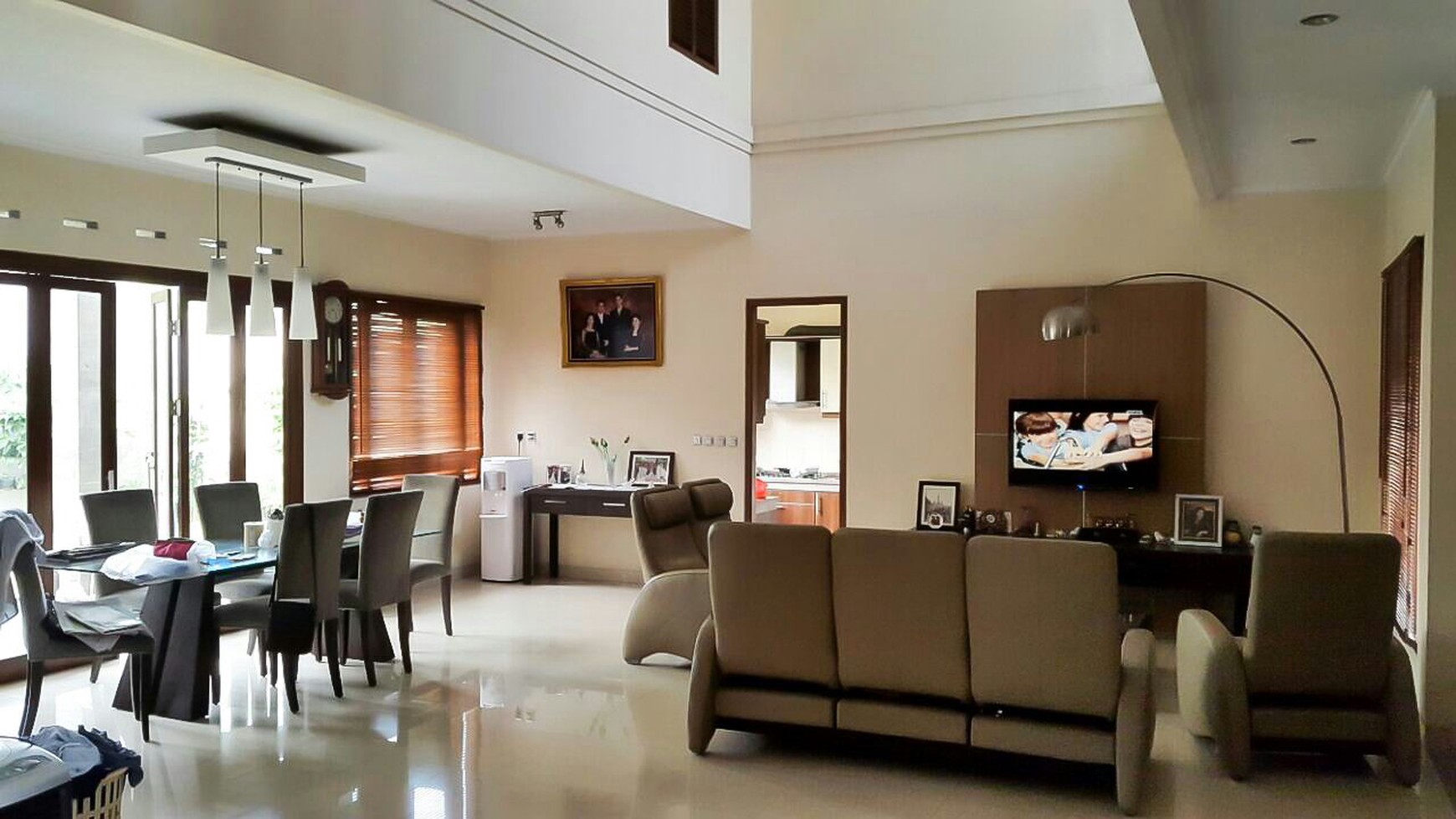 Dijual cepat rumah wewah Sutera Buana, Alam Sutera. Strategis, Lay Out sangat bagus, Furnished, Tinggal bawa koper siap huni.