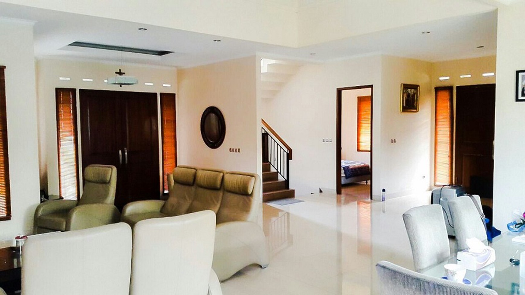 Dijual cepat rumah wewah Sutera Buana, Alam Sutera. Strategis, Lay Out sangat bagus, Furnished, Tinggal bawa koper siap huni.