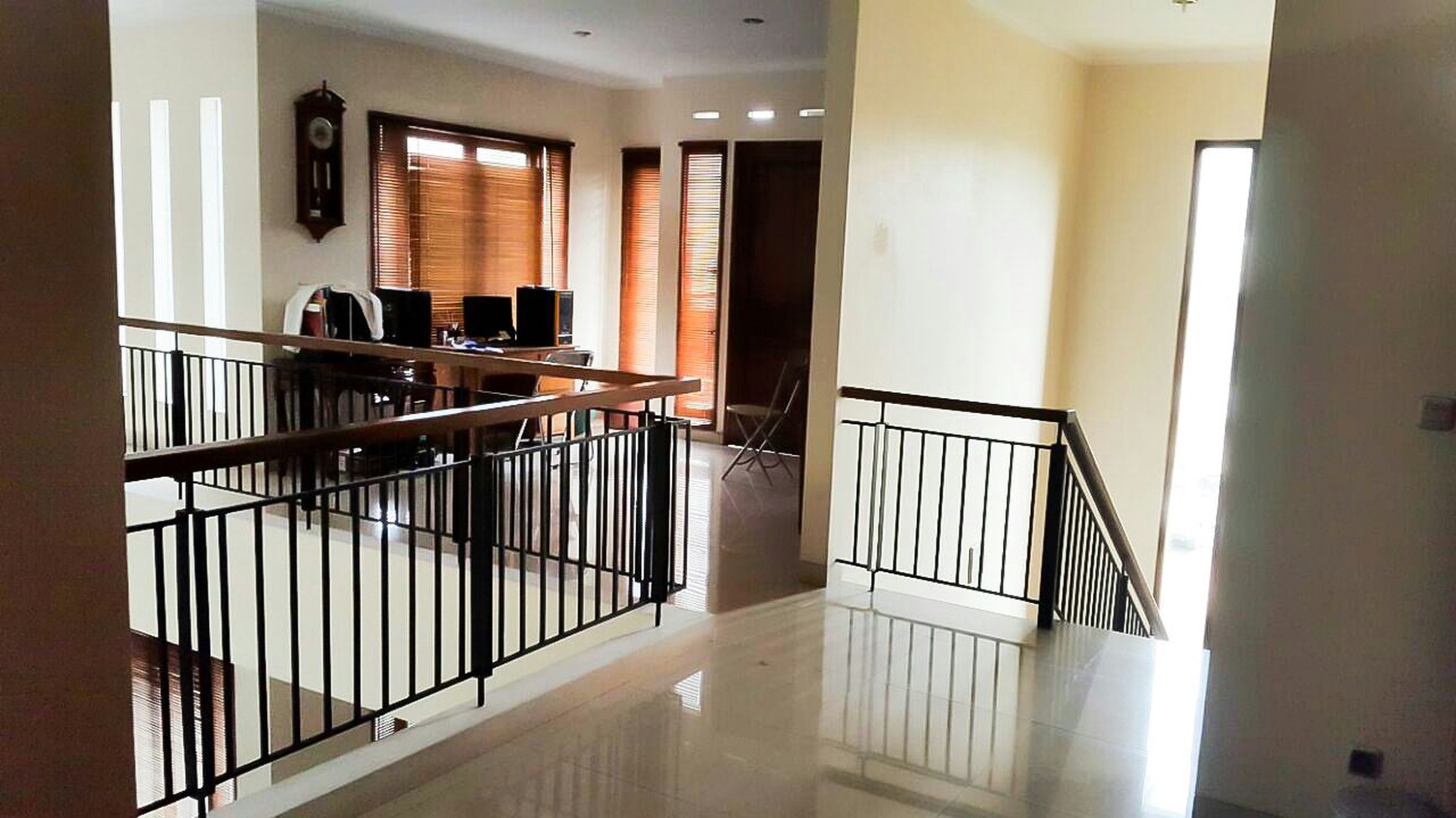 Dijual cepat rumah wewah Sutera Buana, Alam Sutera. Strategis, Lay Out sangat bagus, Furnished, Tinggal bawa koper siap huni.