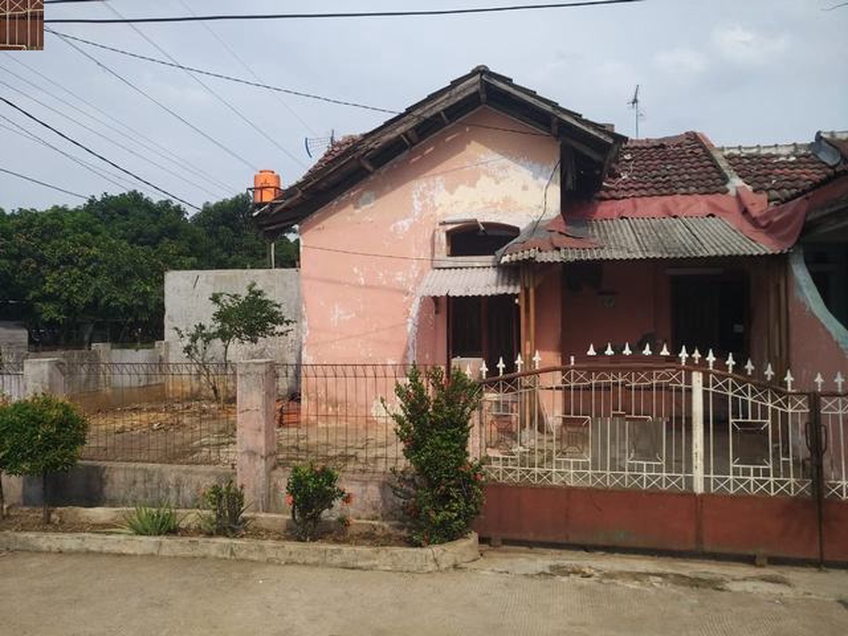 Dijual cepat rumah super murah hanya 500jt-an saja masih nego hanya dihargai tanahnya saja, strategis,di Mustika Jaya Taman Bumyagara Bekasi