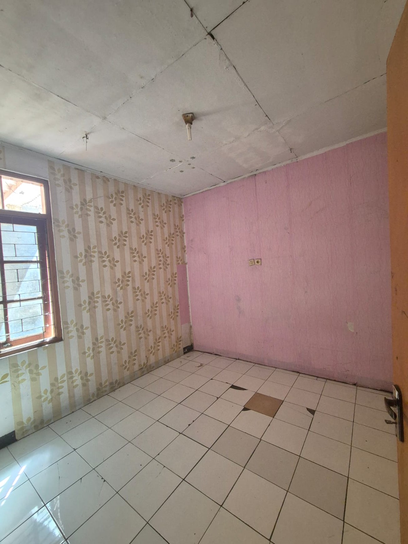 Rumah Strategis Bebas Banjir dalam Komplek dekat BX Change Mall