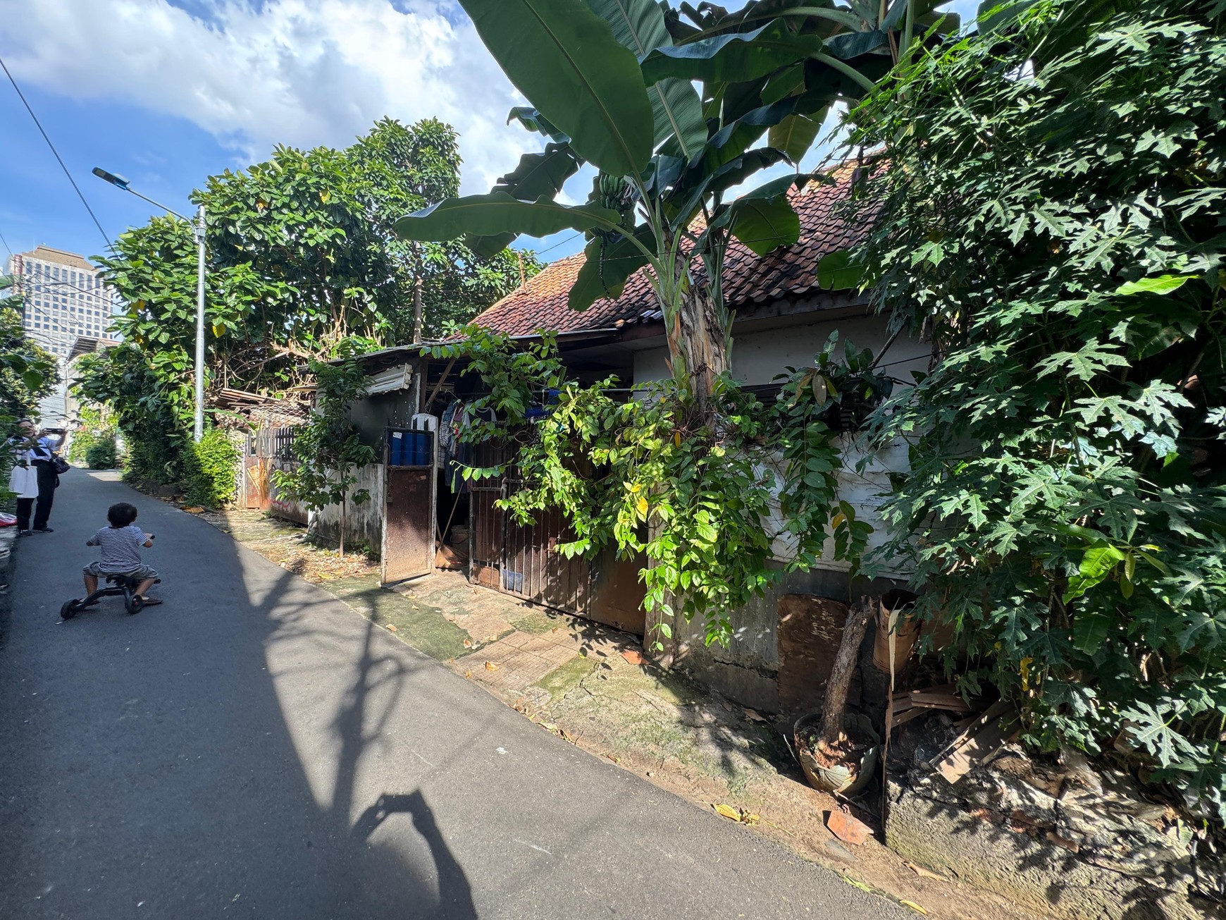 Dijual Cepat Rumah Tua, Hitung Tanah di Area Strategis di Kampung Bali, Tanah Abang - Jakarta Pusat