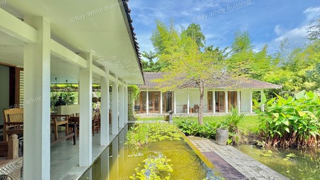 TROPICAL 5-BEDROOM VILLA JUST 3 MINUTES WALK TO LOVINA BEACH