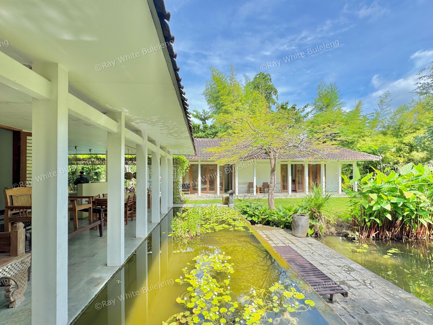 TROPICAL 5-BEDROOM VILLA JUST 3 MINUTES WALK TO LOVINA BEACH