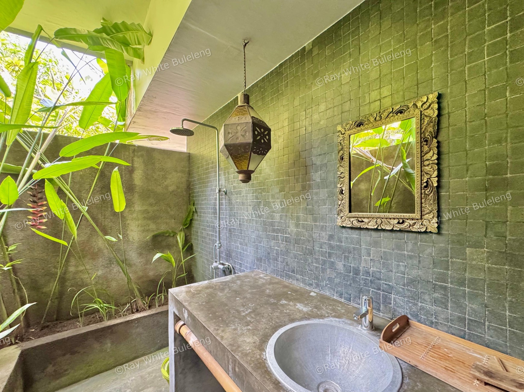 TROPICAL 5-BEDROOM VILLA JUST 3 MINUTES WALK TO LOVINA BEACH