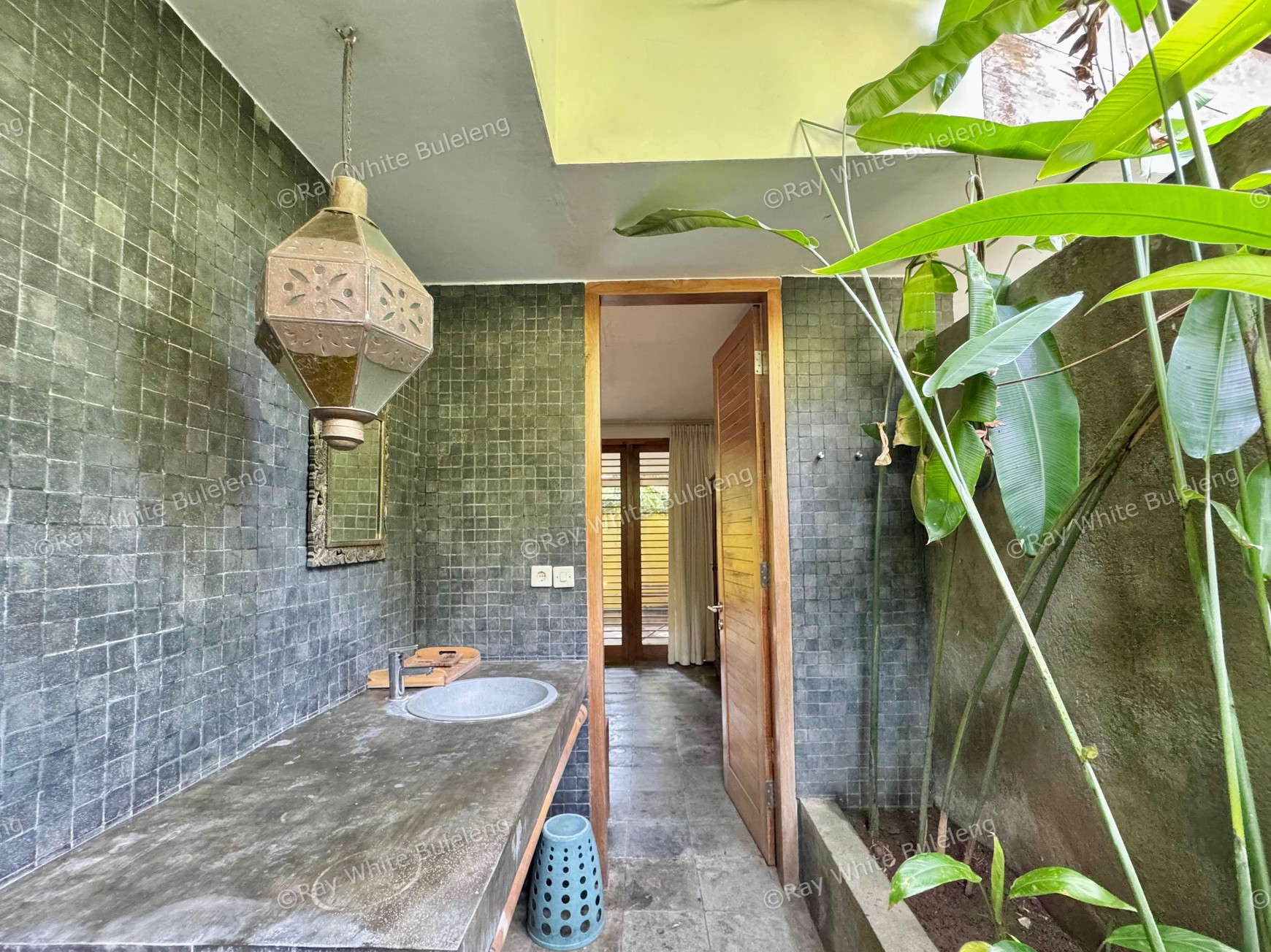 TROPICAL 5-BEDROOM VILLA JUST 3 MINUTES WALK TO LOVINA BEACH